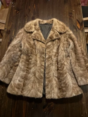 Päls ljus minkpäls jacka lyxig vintage ca storlek 38-40 - Äkta, lyxig vintage pälsjacka gjord på ljus minkpäls. Kvaliteten är som ny och jackan är varm, perfekt för vintern men också annat. Cirka storlek 38-40.
