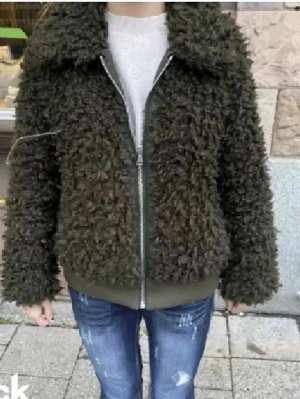 Mörkgrön teddyjacka med dragkedja - Säljer en fluffig mörkgrön teddyjacka. Jackan har lång ärm och ribbade muddar vid midjan. Perfekt för dig som vill ha en mysig och trendig look i höst och vinter.💚