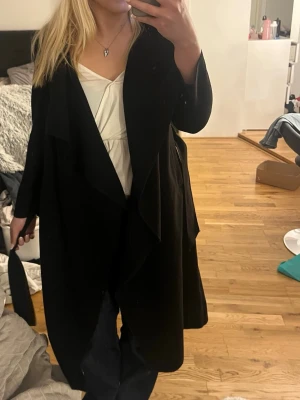 Svart kappa  - Svart kappa i storlek S💓