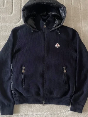 ‼️‼️SÖKES‼️‼️Moncler cardigan  - Söker denna Moncler cardigan i helst navy eller svart andra färger går också kan betala bra vid bra skick Är runt 181/72kg så om ni har som lär passa så bara skriv 