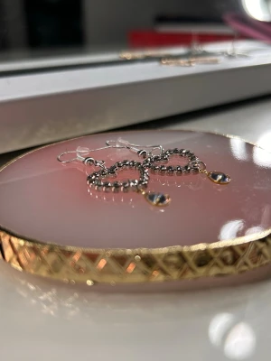 Kristallhjärta💎🩵 - Ett sofistikerat silverörhänge med en noggrant infattad kristalldroppe. Den rena formen och det varma silvret skapar en lyxigt uttryck med vackert lyster. ✨✨