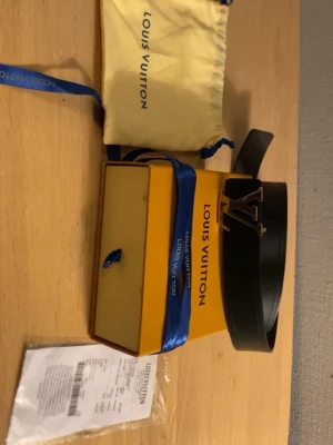 Lv bälte  - säljer ett snyggt lv bälte reversible modellen i top skick och 95cm. OBS! Kvitto,dustbag,box och mer ingår! Pris kan diskuteras
