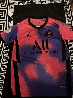 PSG tröja , Neymar  - En stilren och sportig Paris Saint-Germain matchtröja i ett unikt färgspel av rosa och lila toner. Tröjan är tillverkad med Nike Dri-FIT. Pris kan diskuteras bara skriva. 