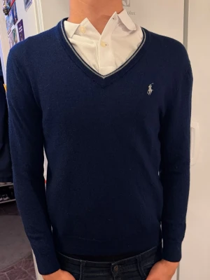 Ralph Lauren tröja -  Ralph Lauren tröja   Skick enligt bild  Modellen är 180 cm