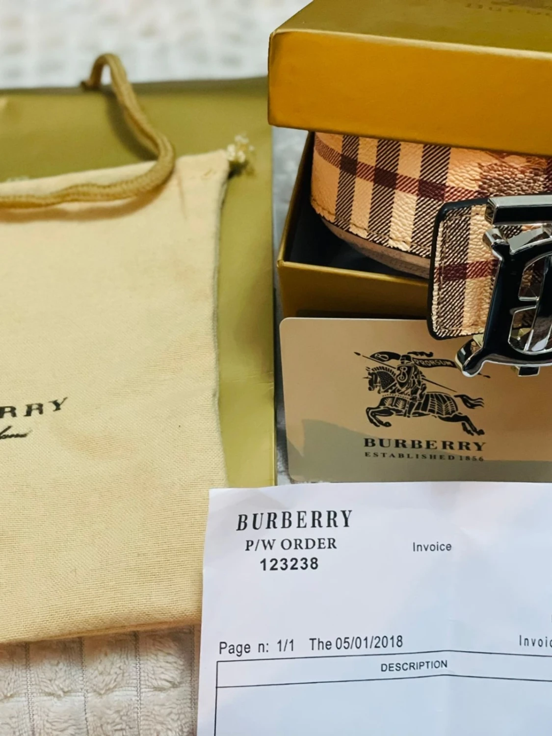 Rutig Burberry bälte med B-spänne