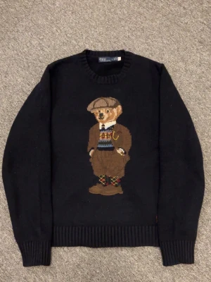 Polo Bear Ralph Lauren - Tja, säljer nu denna tröja från Ralph Lauren med ikoniska polo bear broderat framtill! Tröjan är i superbra skick helt utan defekter 9/10. Bara att höra av sig vid minsta fundering! Pris kan alltid diskuteras 🙌