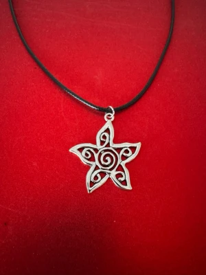 Svart halsband - starflower  - Halsband som inte är i äkta silver/guld. Kedja är oftast 50cm men kan ibland komma i 45cm. Kedja är rostfritt stål, berlock oftast i zinklegering men kan även det i vissa fall vara rostfritt stål. Be gärna om mått på berlock om detta är viktigt då bilderna är missvisande när det gäller hur stora dom är! 🌹❤️  Allt är nytt även om de kan stå ”mycket bra skick” , detta mest för att Vinted inte ska fundera på varför jag bara har nya saker .  Bud accepteras inte 🥰🌹