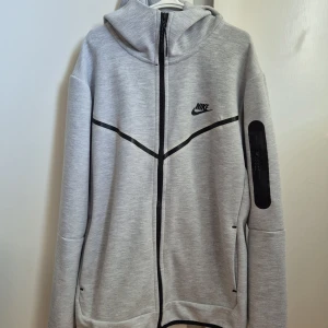 Nike tech  - Hej, säljer denna nike tech för ett billigt pris då den är falsk. Väldigt fräsch och snygg passform. Storlek S.