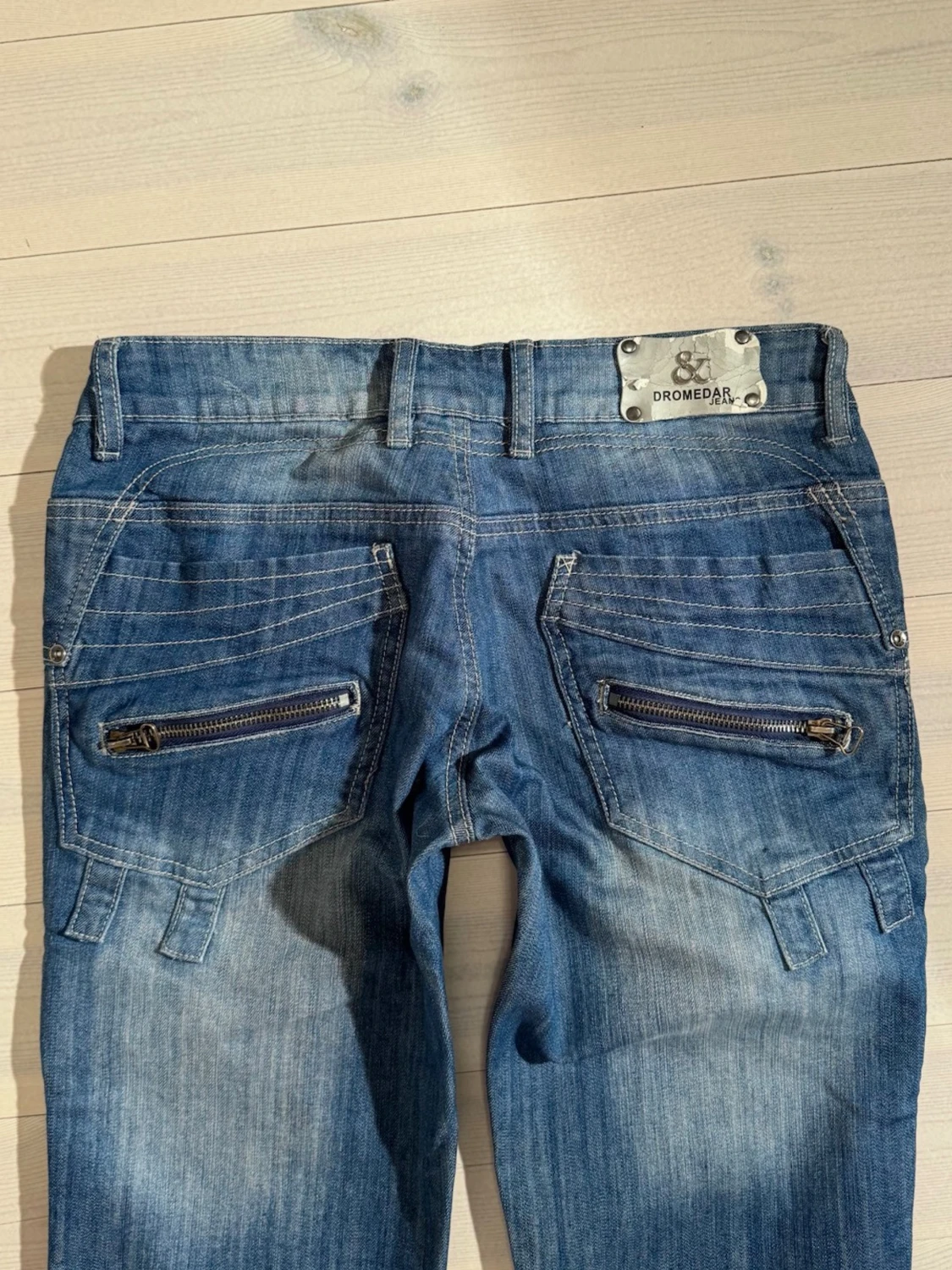 Low bootcut Jeans med kedjor  - 6