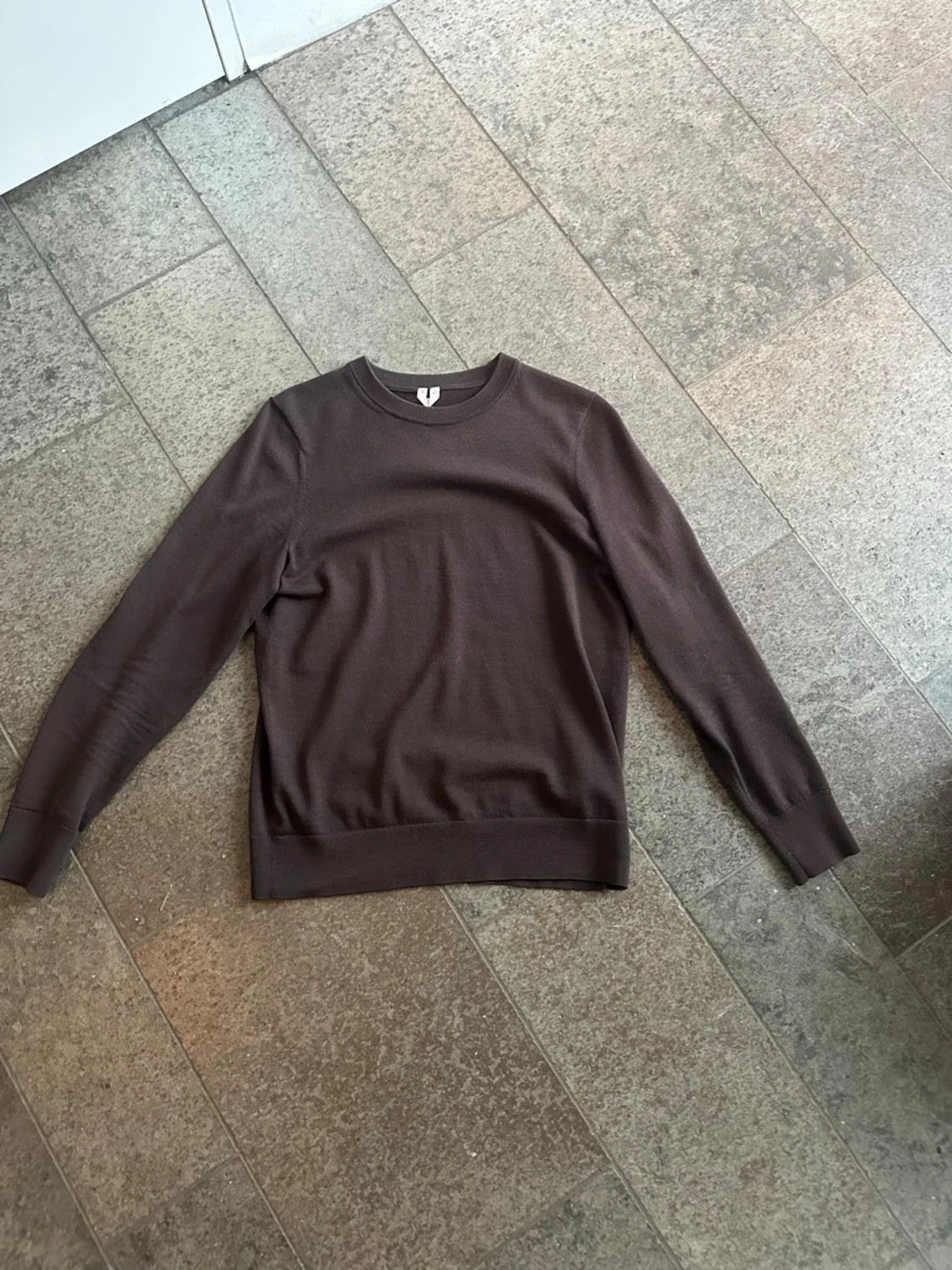 Mörkbrun basic tröja från Arket - 1