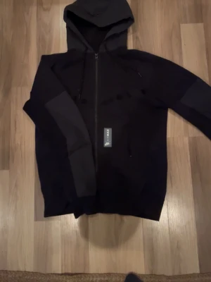 Nike air  zip hoddie  - Zip hoddie från Nike air, använd sparsamt och i väldigt gott skick. Hör av er vid frågor eller fler bilder✌️