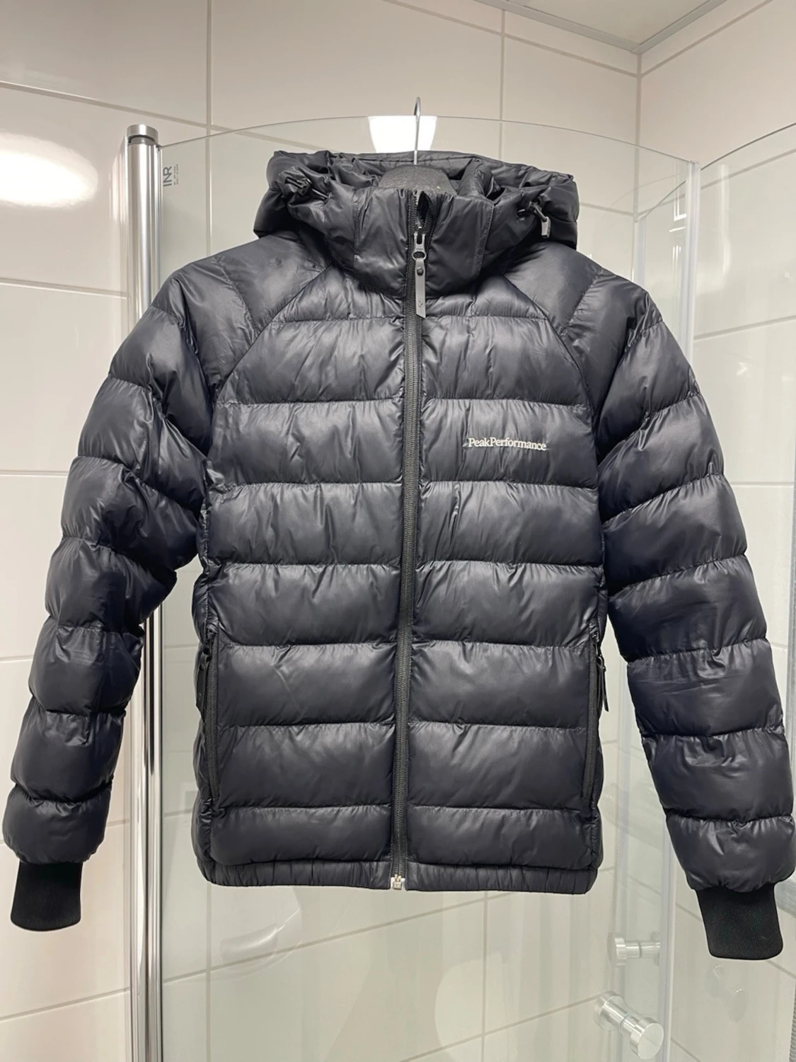 Svart dunjacka från Peak Performance