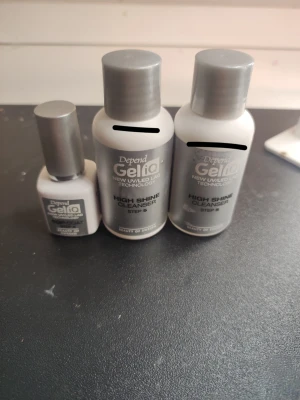 Depend gel iq top coat och highshine Cleanser - Säljer ett top coat och 2 highshine cleansers från depend gel iq. Gellacket är använt en gång så näst intill full. Cleanserarna är uppskattade till den mängd som visas på bilderna med de svarta strecken. Säljer pga att de aldrig kommer till användning! 
