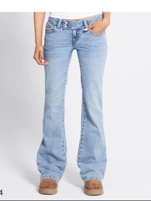 Bootcut ljusblå jeans med broderi - Säljer ett par ljusblå bootcut jeans från 157 med snyggt broderat mönster på bakfickorna. Jeansen har låg midja, klassisk femficksmodell och är tillverkade i mjukt denimtyg. Perfekta för dig som gillar en avslappnad men ändå trendig look. Normal i storlek pris kan diskuteras.