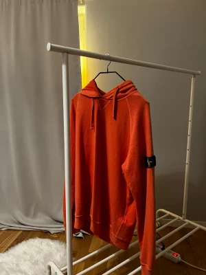 Stone Island hoodies - Klassisk Stone hoodie, bra skick, crew neck och grå hoodie finns även inne