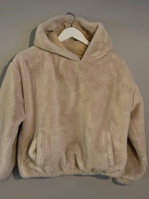 Mysig hoodie - Supermjuk och skön tröja. Har två fickor och en mysig luva. Resår längst ner på ärmarna.  Håller värmen superbra nu på vintern när man går och är lite frusen hemma.  Står varken märke eller storlek i, men den passar storlek S.