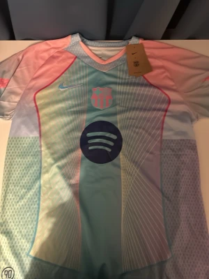 Barcelona fotbolls tröja  - En perfekt fotbolls tröja till dig som vill ha en fin o skön fotbolls outfit!