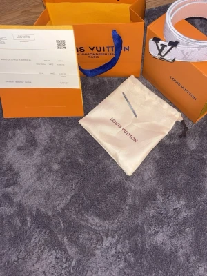 Lv bẹlt - perfekt för dig som är ute som vill ha en stilligt outfit som passar till allt helt ny skick kommer med kvitto och box pris kan diskuteras vid köpet! 