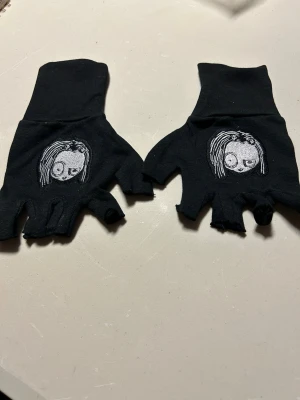 Vantar i broderad text. Storlek onesize. - Helt nya vantar med Elinor i storlek onesize. Material i bomullstrikå. Helt nya.