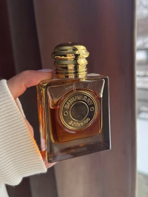 Burberry Goddess Intense 50ml - Tre olika vaniljnoter och därav mycket unik doft. Ca 35-40 ml kvar. Intense versionen.
