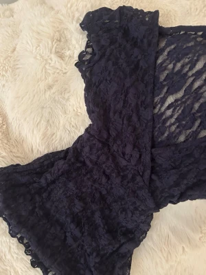 Marinblå spetstopp omlott - Säljer en marinblå topp i spets bara testad från Nelly 