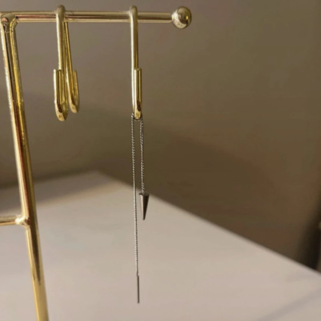 Silvriga långa Edblad örhängen