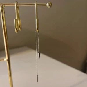 Silvriga långa Edblad örhängen  - Säljer ett par supersnygga silvriga långa Edblad örhängen. 