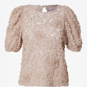 Blus - Säljer denna blusen FAST I VIT💕💕så fin och endast använd ett fåtal gånger. OBS den jag säljer är vit🤍🤍🤍🤍