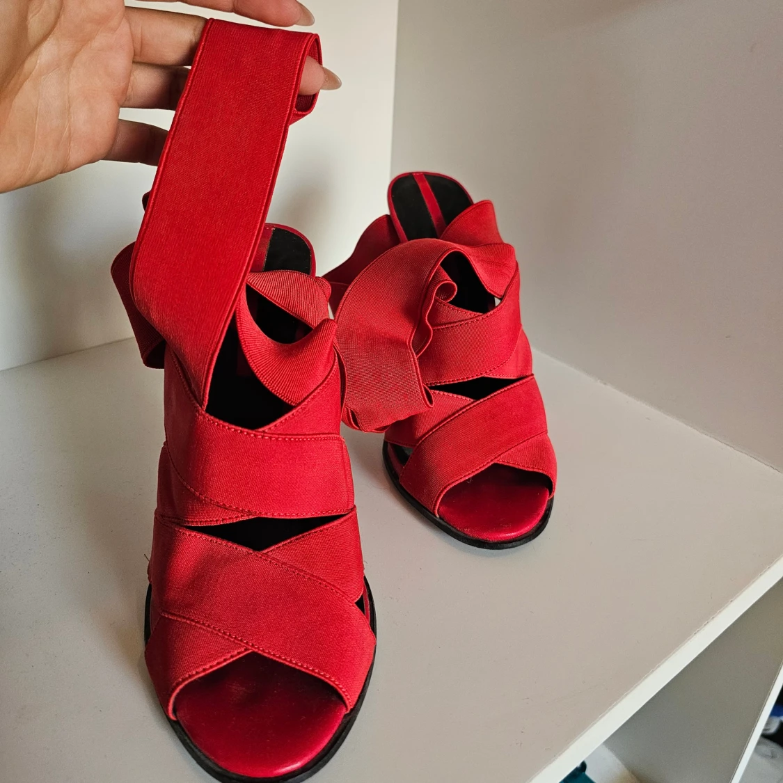 Röda klackade sandaler med omlottband - 1