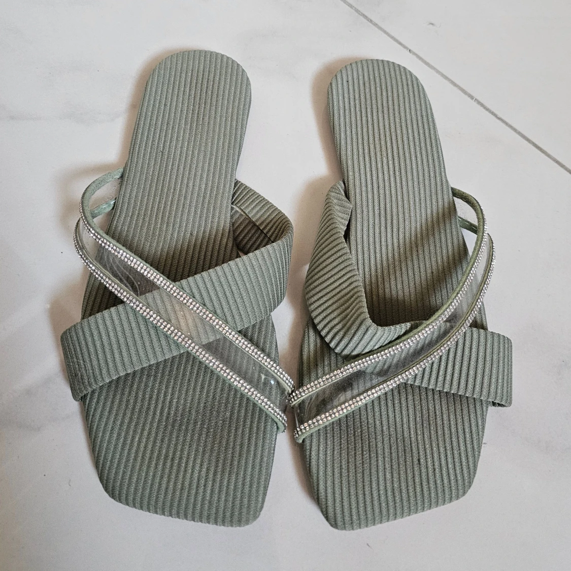 Gröna sandaler med transparenta band