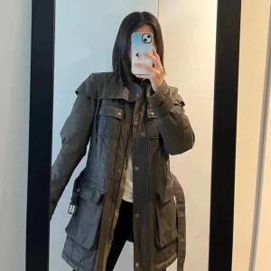 Belstaff quiltad jacka mörkgrön - Storleken är 42 men är väldigt liten i storlek. Upplever att den passar bättre för den som har 36 (och även 34). Min vanliga storlek är 34. Det är jag som är på bilderna