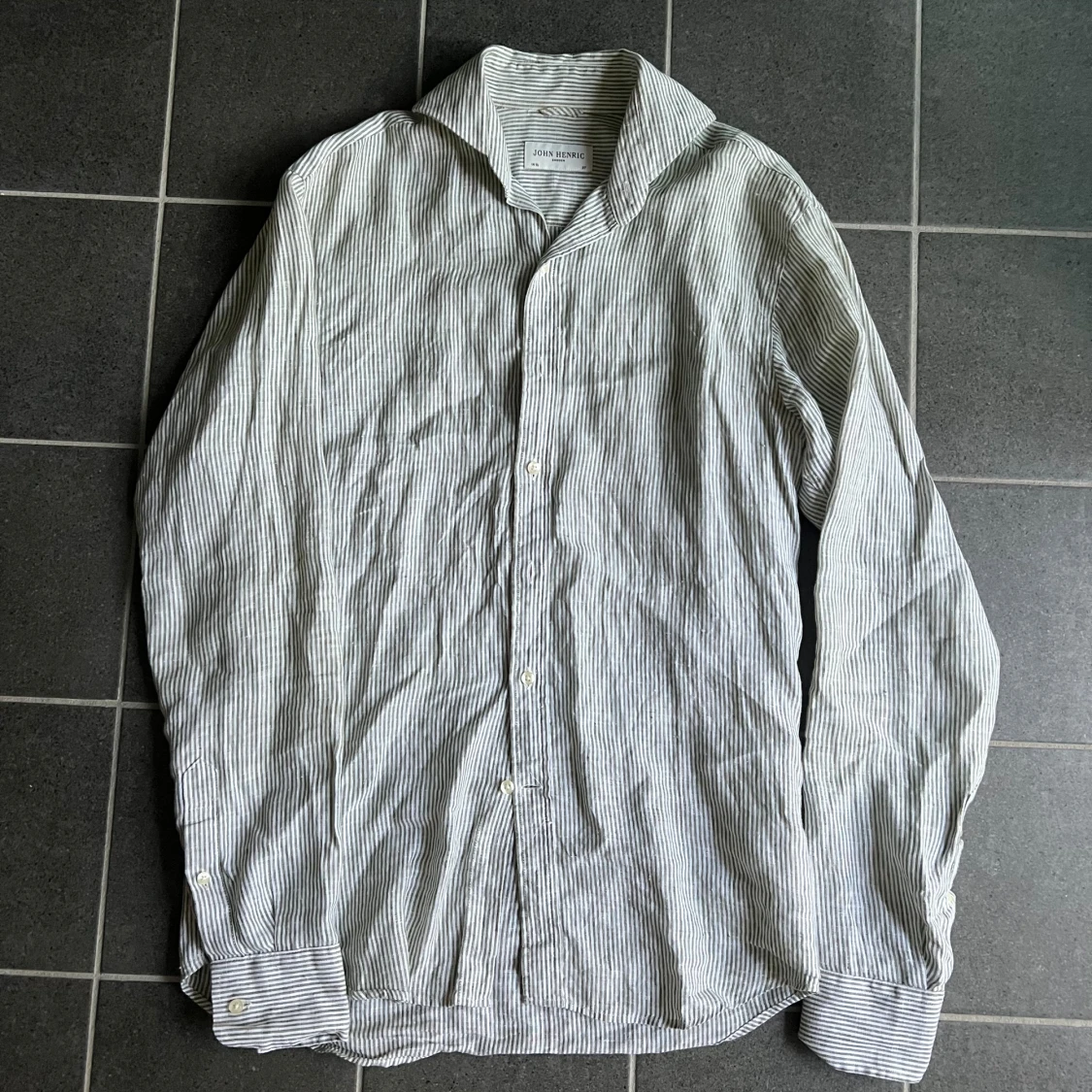 Randig linneskjorta från John Henric