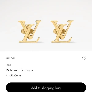 Louis Vuitton LV Iconic örhängen guld -  LV Iconic örhängen i guldfärg från Louis Vuitton. Örhängena har den klassiska LV-loggan i en stilren design. Använda runt 10 gg så superfint skick. Har kvar låda och kvitto/kontoutdrag någonstans. 