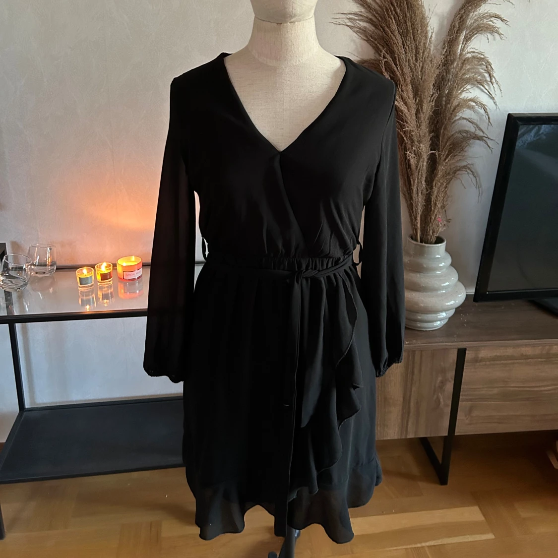 Svart omlottklänning med volang - 1