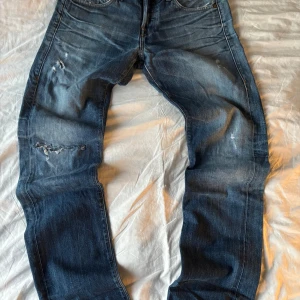 True Religion Jeans - Blåa True Religion jeans med feta slitningar!! Skriv privat för fler bilder/frågor osv‼️‼️ (Står storlek 31 på lappen men fungerar för dig som har 30 också!) modellen är herr men kan 100% ha dom som tjej😁 