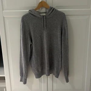 Grå cashmere hoodie från Sayless  - Säljer min sayless cashmere hoodie då den inte passar mig längre. Den är i storlek XL men passar L/M. Använd väldigt få gånger. Pris kan diskuteras 