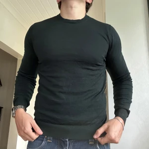 Merinoull tröja från Massimo Dutti - Säljer en schysst tröja från Massimo Dutti i Merinoull | Nyskick, använd någon enstaka gång | Storlek Medium (sitter som small) | Modellen på bilden är 178cm | Hör av dig vid minsta fundering