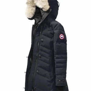 Svart dunjacka från Canada Goose Lorette  - Säljer en svart lång dunjacka från Canada Goose med huva och äkta pälsdetalj. Jackan har dragkedja, knappar och klassisk logga på ärmen. Perfekt för kalla dagar med sin varma fyllning och stilrena design. Pris går att diskuteras, hör gärna av er! 