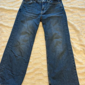 Blå wide jeans från Carin Wester - Snygga blå jeans från Carin Wester med klassisk femficksmodell och raka, vida ben. Jeansen har normalhög midja och är tillverkade i ett mjukt denimtyg som ger en avslappnad och trendig look. Perfekta för dig som gillar en loose och bekväm passform.