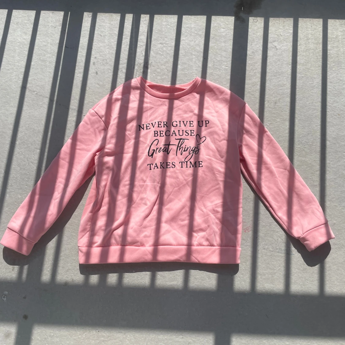 Rosa sweatshirt med texttryck