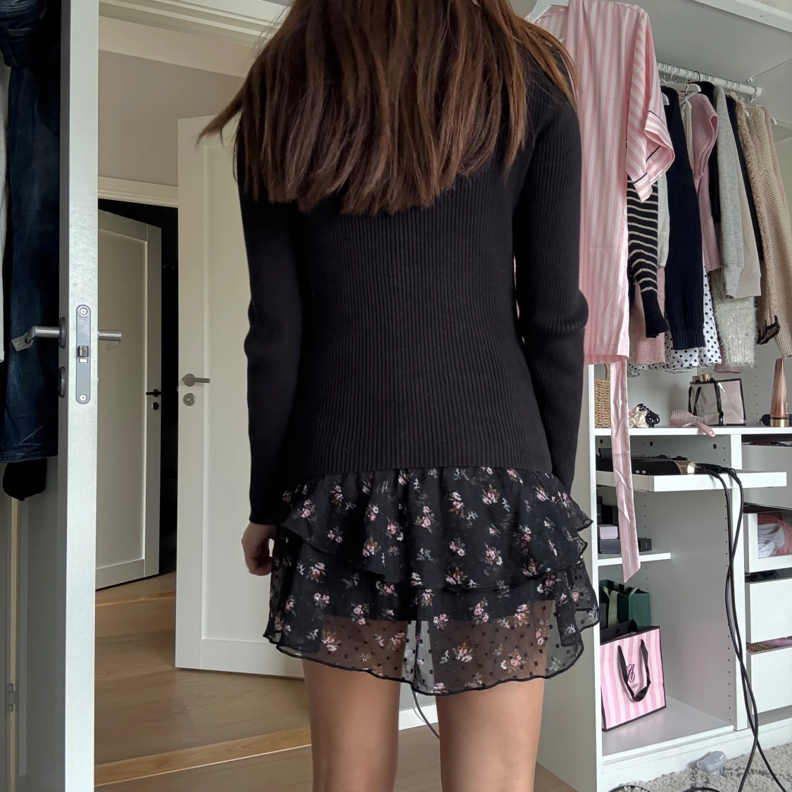 Svart volang kjol med rosa blommor - 1