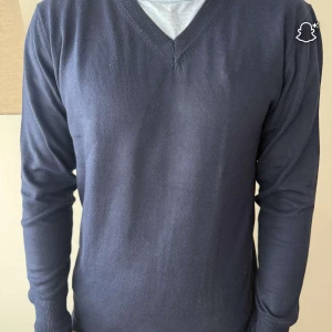 Kashmir tröja v-ringad - En väldigt fin v ringad tröja i Kashmir. Aldrig använd, storlek S
