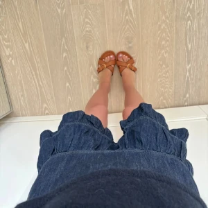 Mörkblå jeanskjol med volanger - Supersöt mörkblå jeanskjol som jag köpt här på Plick därav lånade bilder 💙