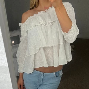 Offshoulder tröja - Super söt offshoulder tröja från Zara som man kan ha på olika sätt!