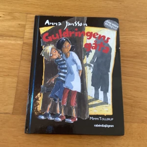 Guldringens gåta - Följ med Emil och hans vänner på ett spännande sommarlovsäventyr där de försöker lösa mysteriet med den försvunna Havsringen. Perfekt för dig som gillar deckare och kluriga gåtor!