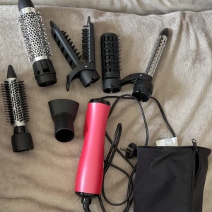 Varmlufts 6in1 multifunktionell hår tork styler blowout - Kommer inte till användning kommer med svart fodral där alla redskapen får plats. Originalpris 250kr