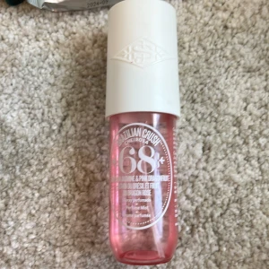 Sol de Janeiro Cheirosa 68 Parfymmist - Fräsch och tropisk parfymmist med doft av rosa drakfrukt, litchi, brasiliansk jasmin, hibiskus, havsbris, vanilj och solig mysk. Flaskan är rosa med vit kork och har en modern, rundad form. Perfekt för dig som gillar söta och fruktiga dofter.