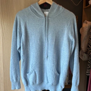 Davida hoodie - Säljer nu min Kashmir hoodie från Davida, den är fortfarande i toppen skick, storlek är M men passar bättre på någon som är S/xs.