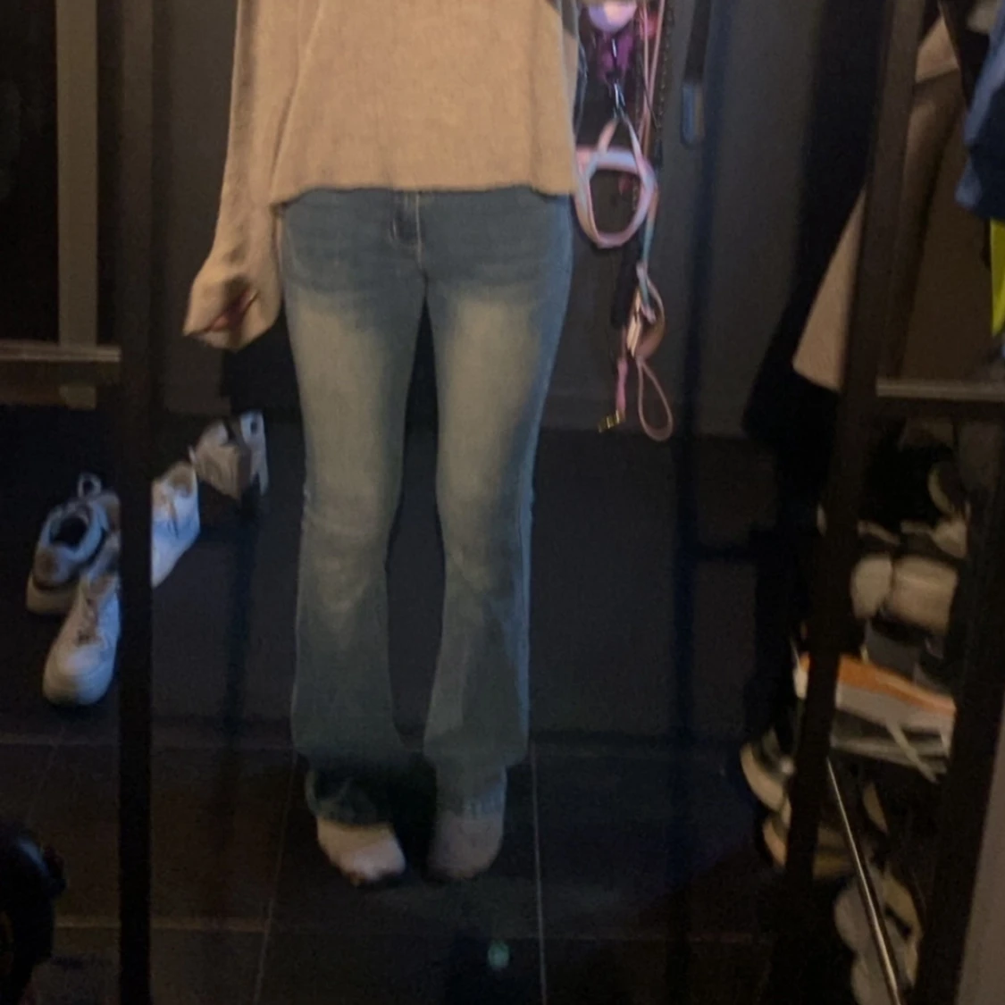 Blå bootcut jeans med broderade fickor