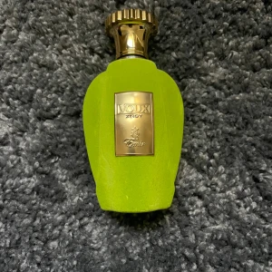 Voux Zingy parfym av Paris Corner - En väldoftande citrusparfym med noter av bland annat citron och örter. Doften är inspirerad av Xerjoff Torino 21. Flaskan har ungefär 80ml av dem originella 100ml kvar vilket går att se på bild 2. Skriv vid frågor och skicka gärna rimliga prisförslag så att vi kan komma överäns om ett bra pris